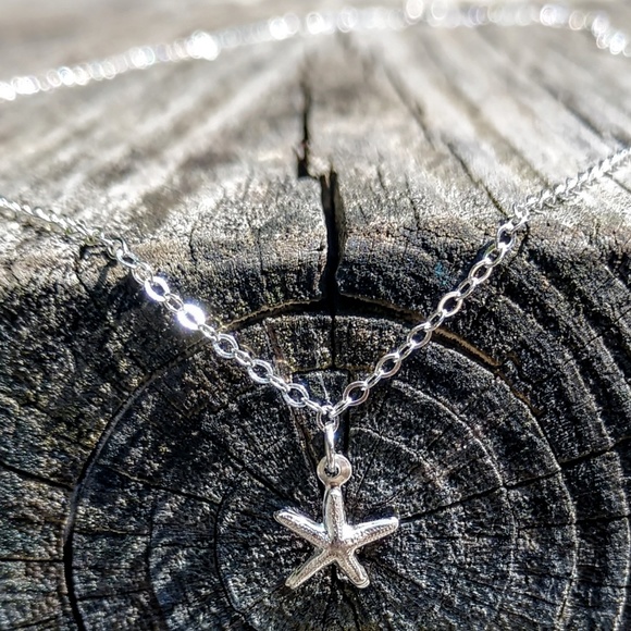 Delicate Sterling silver starfish charm Necklace - Picture 1 of 1